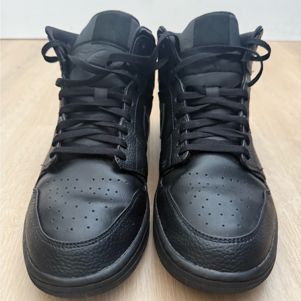 Jordan 1 Triple Black